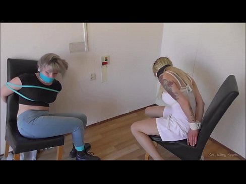 ❤️ Priklausomas / surištas ir sučiauptas / nelaimės ištikta mergina Šlapi prie mūsų ☑